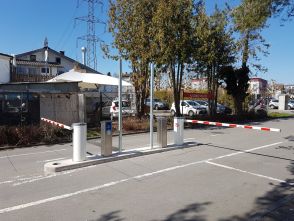 Schrankenanlage mit Badgeleser  für Dauerparker an der Ein- und Ausfahrtssäule