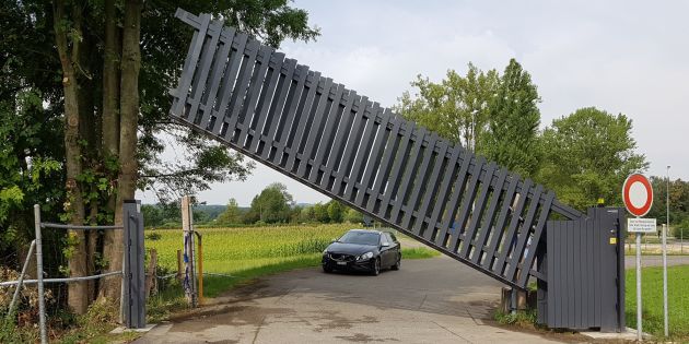 Erstes AvantGates Vertikaltor an Autobahn-Werkszufahrt
